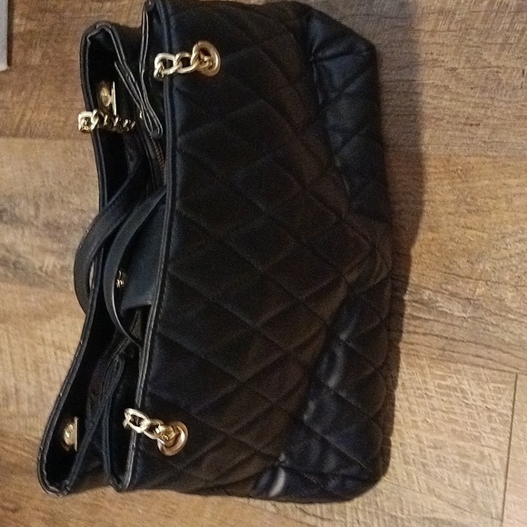 Betsey Johnson quilted soft faux leather bag with chain handles 😍😍😍 - Picture 3 of 13